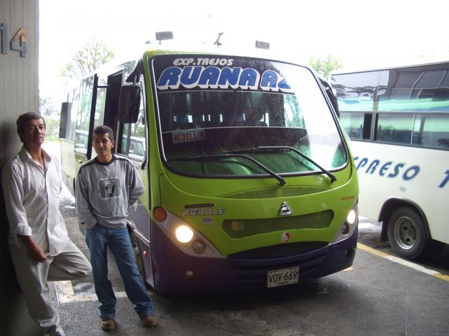 ペレイラからメデジンヘ移動。<br />メデジンまでの所要時間はバスで５時間だが、アンデスの山岳道路を縦断することになり、終始ヘアピンカーブが続くきつい道のりだ。アップダウンの連続でバスの移動を甘く見ていたがかなりきつい。一番前の席に座っていたがさすがに酔いそうになってきた。途中休憩一回。小さな街を何カ所か通過し、山道は果てしなく続く。本当にこの山の中の向こうに人口２００万人の大都市メデジンがあるというのが信じられない。やがてバスは一気に坂を下りはじめた。しばらくして左手に高架鉄道の線路が見え、車庫らしき場所にたくさんの電車が止まっているのが見えた。メデジンのメトロの南のターミナル駅に到着したようだ。終点のバスターミナルまで乗っていっても良いがこの駅の横で降りることにした。