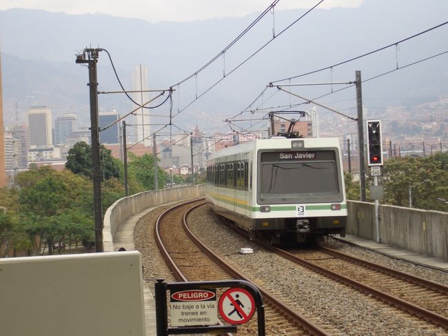 メデジンのメトロはコロンビア唯一の都市鉄道で全線が高架になっている。治安もよく主な場所はカバーしているので便利だ。<br />３両編成のメトロはフランス製でカラカスに走っているものとタイプが同じだ。駅のホームはゴミ一つ落ちておらず清潔だ。しかし完成したのは１９８５年と古くはないが高温多湿のなか築２０年が過ぎ、コンクリート建築は黄ばんでいる。一見近代的だがよく見ると少し古くさく感じる。しかし２０年前にすでにこの列車が走っていたのには驚きだ。