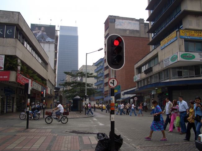 コロンビア第二の都市メデジン。名前を聞いてビビッてしまう都市ワーストワンだ。僕の中ではボゴタよりイメ－ジが悪い。最大の原因はコカインを扱う麻薬組織「メデジン・カルテル」の影響だ。メデジンは悪名高い「メデジン・カルテル」のボス「パブロ・エスコバル」の出身地で実際詳しいことは知らないが、メデジンはその麻薬組織の影響をずっと受けていて疲弊していると思っていた。しかしその裏でこの街がこれほど発展していたとは思いもしなかった。