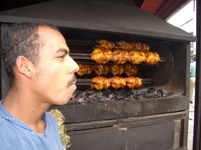 メデジンの街角の炭火焼きチキンの店。