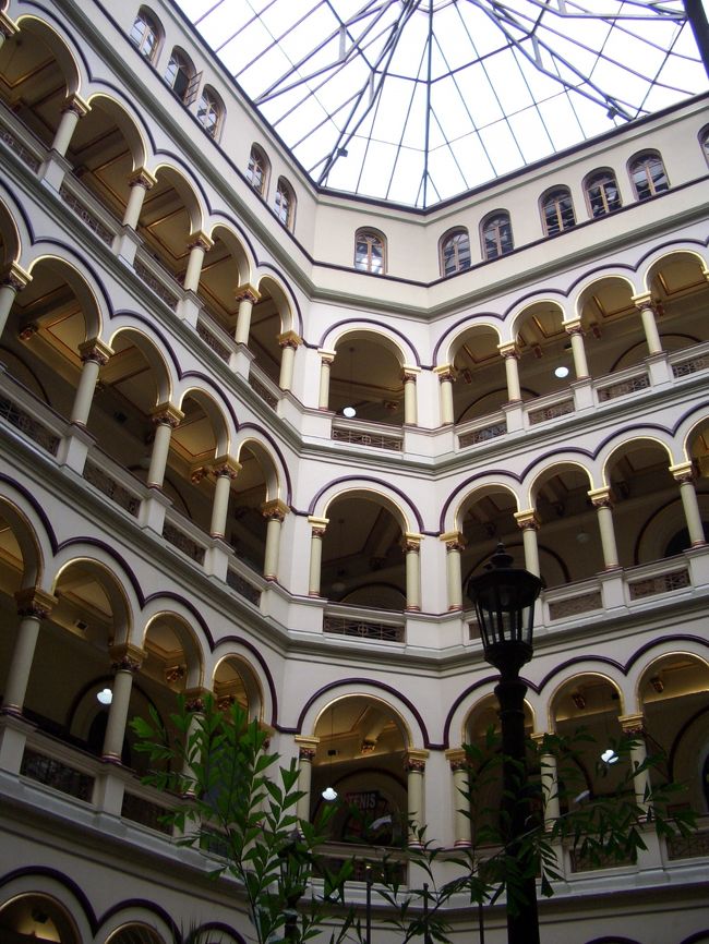 レトロなショッピングモールの内部。