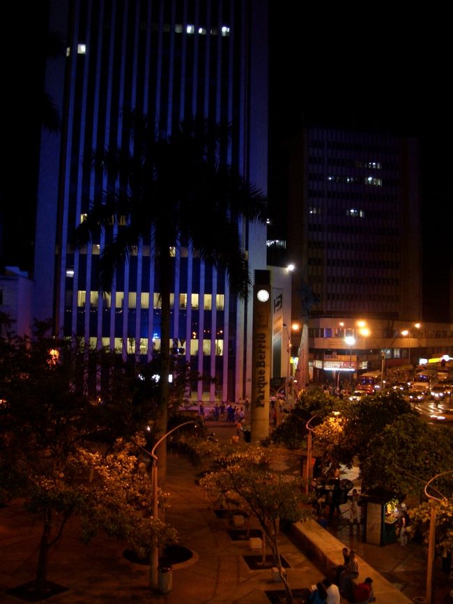 夜のメデジン・セントロ。人通りも多く安全な町だ。