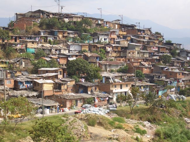 しかしメデジンにはスラムも存在する。北バスターミナル付近にて。