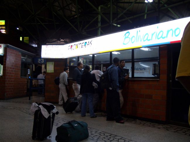 カルタへナへバスで移動。<br />カルタヘナ行きのバスは立派な大型バスだ。警察の検問やゲリラの襲撃がなければ快適な移動になりそうだ。出発時間になってから外は土砂降りの雨が降りだした。南米の高原都市は夜に雨が降るらしい。それにしてもカルタヘナへのバスは客が１０人くらいしか乗っていない。乗り心地は飛行機のビジネスクラスぐらいのシートピッチで快適だ。また車内にはエアコンが効いていてコロンビアに来て初めての空調空間となった。バスは定刻通りメデジンを出発した。<br /><br />出発早々山岳地帯に入ってしまいかなり道が悪くなってきた。カルタヘナまでの１２時間のうち６時間はヘアピンカーブの連続だ。「今度こそ酔い止めが必要かも」と思った。しばらくして車内トイレに用を足しに数分間入ったのだが、あまりの揺れと密室の圧迫感で急に気分が悪くなってきた。もう二度とトイレの中に入りたくない。かといって車内は涼しく酔わないように水分を取る必要があるので水を飲まないわけにはいかない。トイレを我慢するしかなさそうだ。まだ出発してから２時間しか経ってないのに最悪な状況に追い込まれてしまった。何とか深呼吸とゲップを繰り返して立ち直ることはできたが、この山道が続く限る完治は不可能だ。平野部に一刻も早く出ることをひたすら祈るのみだ。<br />夜中検問など一切なく、トイレ休憩もまったくなしだ。時折客を降ろすことはあるが、ゆっくり車を止めるということは一度もないまま朝を迎えた。やはり夜間車を止めることはゲリラの標的となり、危険ということでこのような無謀な走りをするのが習慣になっているのだろう。とにかくバスは平野部におり、一直線に走り出した。もう酔う心配はない。しかしバスの運転が荒く、車の追い越しを頻繁にするので乗り心地は悪いままだ。<br />平野部に来てから住民にアフリカ系が多いと気づいた。高原地帯では黒人は少数派だったが、沿海部はかなり黒人比率が高いようだ。これは他の中南米諸国やマダガスカルにも同じ事がいえる。