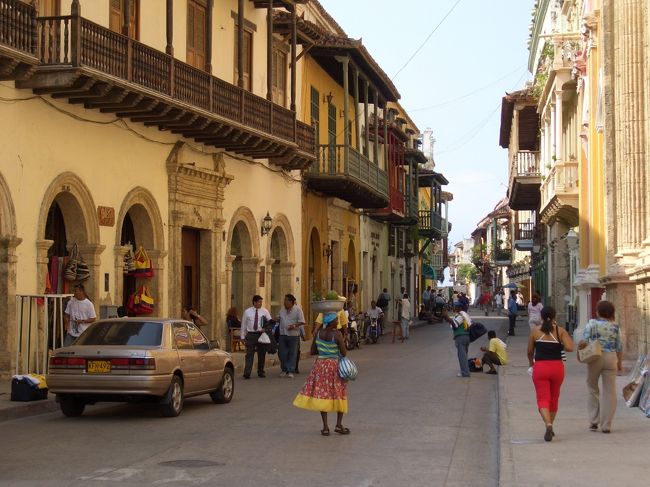 南米で一番美しいといわれるコロニアル都市カルタへナ。コロンビアというとこの町を連想するくらいきてみたかった町だ。しかし観光地だけあり、今までのどこの町より人はすれていてコロンビアで初めてぼったくりを経験した。タクシーも信用できない。<br />コロンビア唯一の気軽に来られる町なので無理もないか。