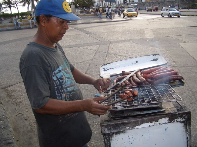 屋台でソーセージを買ったら物乞いが来て「一つくれ」とか言うので一切れかと思ったら「一本買ってくれ」と言うことだった。なんで１本１５００＄（７４円）もするものをお前に買ってやらなくてはならないのだ。カルタヘナの物乞いはずうずうしい。