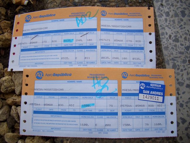 一日待てばサンアンドレス行きの直行便があったのだが、あえてボゴタ経由の便で今日出発することにしたのだ。今日この街にいても昼間は暑い部屋で寝ているだけで終わりそうだ。それなら爽やかな気候のボゴタの街を少しでも歩いたほうがいい。<br />ボゴタを経由しその日の午後にはサンアンドレス島に到着した。けっこうまともな空港でボーディングブリッジもある。正確に言えばあったと言うべきか。ボーディングブリッジは老朽化し、今は機能しておらず、徒歩でターミナルビルへ向かうことになった。入国審査のようなものがあり、島に入るため税金（８ＵＳ＄）のようなものを支払わされた。<br />カリブ海の孤島。サンアンドレス島。気候的にはカルタヘナに戻ってきた感じだが、気分的には別の国に来た感じだ。事実街の雰囲気はコロンビアというより中米のニカラグアやホンジュラスといった雰囲気だ。車はコロンビア本土ではまったく見なかった旧型のアメ車がほとんどで中米名物の黄色いスクールバスも路線バスとして走っている。<br />それはさておき空港を出るなりいきなり「チーノ」と声がかかった。しかも立て続けに。もうこの島が半分嫌になった。本土ではまったく「チノ」と言われなかったのにここは民度が低いようだ。嫌な部分まで中米っぽい。タクシー運転手が「チノチノ」うるさいので歩いて街へ出ることにした。