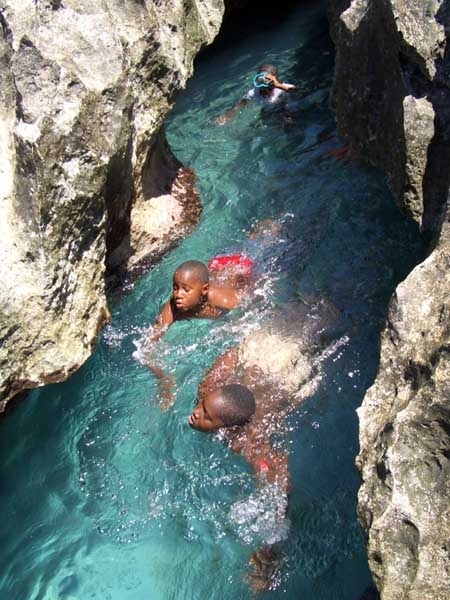 島の南端には潮吹き穴があり、周辺の透明度の高いケーブでは子供たちが泳いで遊んでいた。