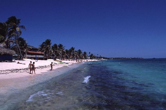 サンルイのビーチ。ここは観光客が比較的多い。でも海は美しい。