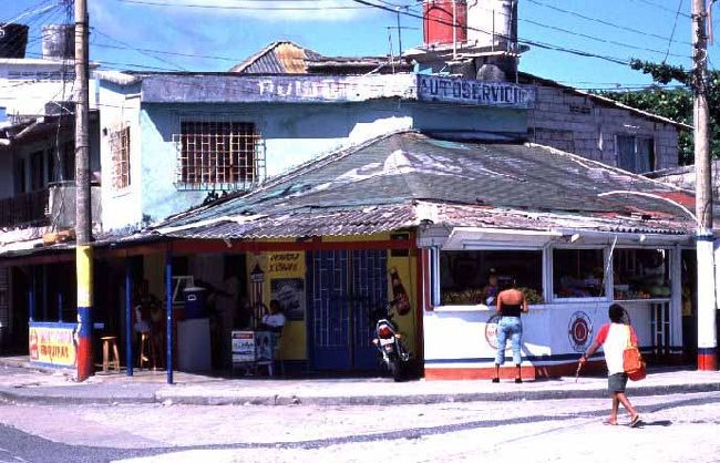 サンアンドレス島はカリブ海の孤島で楽園、素朴、など非日常的な場所をイメージしていた。しかし実際は街に活気があり交通量も多く、中心部にはガラス張りの小ぎれいな土産物屋が並んでいる。ビーチ沿いには洗練されたレストランとホテルが並び遊歩道が整備されている。<br />写真はセントロの街角で。