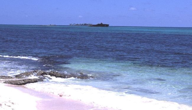 セントロから少し離れたビーチの沖合には座礁船があった。