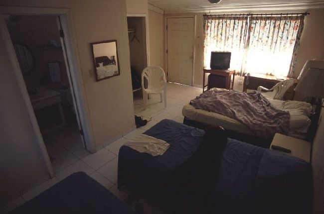 サンアンドレス島で滞在した宿。ＨＯＴＥＬ　Ｍａｒｙ　Ｍａｒｙ　Ｉｎｎ。１泊１５００円ほどと少し割高だが、フロントのおじさんは英語をしゃべり、またこのおじさんは親日的な雰囲気で大リーグの話題を持ち出し、日本人選手の活躍を話してくれた。部屋は快適でエアコン、温水シャワー、テレビ付で何より部屋が広い。今で窓のない部屋で息が詰まりそうだったが、ここにきて開放的な宿にありつけてホッとした。