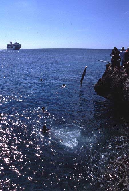 島の反対側（西側）の「ＥＬ　ＣＯＶＥ」にバスで行ってみた。この島の西海岸は岩場ばかりでビーチと呼べる場所はないようだ。近くに沖縄の万座毛を思わせる絶壁があり、子供たちの格好の飛び込み場所になっていた。海の中には熱帯魚がわんさかいる。餌付けされているのだろうか。
