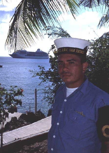 警備に当たっていたコロンビア海軍の水兵。<br /><br /><br />４日間滞在したサンアンドレス島を出発することにした。空港で搭乗口へ向かう際、Ｘ線の機械を修理中で手荷物検査は省略された。金属探知器もなしだ。カバンの中も調べずに大丈夫なのだろうか。荷物検査をされないことで手間が省けたと楽観すると同時にハイジャックされないだろうかと余計な心配もしてしまう。ここからならマイアミやプエルトリコ、キューバのグアンタナモ基地への攻撃が十分に可能だ。<br />それにしても時差ボケへの特効薬は周到な準備よりも太陽の強い日差しに当たることだとこの島に来て感じた。よく考えるとコロンビア到着後ペレイラやメデジンなどどんよりとした空が続き、カルタヘナで初めて日差しを浴びた感じだ。実際時差ボケが治り始めたのはカルタヘナに着いてからで日本を出て１週間もたっている。そのままサンアンドレスに到着し時差ボケは完全に治ったように思う。これから時差ボケを治すには日差しに当たること。そう考えると今後冬のヨーロッパでは苦労するかもしれない。