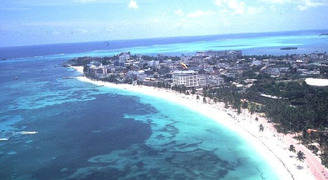 離陸時、窓からは島のビーチや珊瑚礁が一望できた。鳥肌の立つような眺めだ。素晴らしい。<br />この便はボゴタに向かう途中、バランキーアという都市に立ち寄る。この空港で客の半分以上が入れ替わった。バランキーアはコロンビアの４大都市だが、観光名所と呼べる場所は少なくあまり知名度は高くない。僕自身もこの町に興味はない。再び離陸してサンアンドレスから３時間後ボゴタに着陸した。<br /><br />中心部のＡｖ１９に到着しバスを降りた。ボゴタでは大きなリュックを背負っている僕が注目されることもない。しかしここから目的の安宿まで少し距離がある。標高が２５００ｍということで少し歩いただけですぐに息が切れてしまう。はっきり言って今立っているだけでしんどい。また油断して強盗に遭うことも十分あり得る。ホテルまで数百メートルだが歩くのは賢明ではない。タクシーでホテルに向かうことにした。