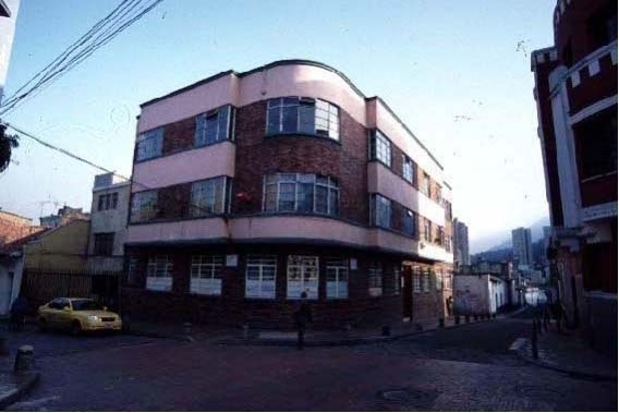 ボゴタでは旧市街にあるホテルアラゴンに泊まることにした。ここはボゴタで一番安く、一番旅行者向けの宿で日本人の利用も多く、フロントには日本語の情報ノートも置かれている。また周辺の雰囲気は洗練されたコロニアル建築の街並みで政府関係の施設も多くそれほど治安は悪くないはずだ。