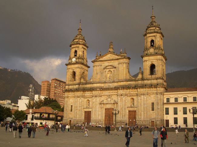 旧市街へ出た。ボゴタの旧市街は古い街並みがある程度修復され、石畳の道路も整備され、どこか先進国の歴史地区に迷い込んだ感じがする。メデジンやカラカスでは歴史的な建造物がすべて取り壊され、近代建築に立て替えられていた。その結果、街そのものの雰囲気が荒廃してしまったのとは対照的だ。メデジンでは町歩きにもの物足りなさを感じていたが、ここボゴタではそんなことは全くなく、次の角を曲がるのが楽しみな雰囲気があり、興味深い街並みが広がっている。また人通りも多く危険を感じることはない。