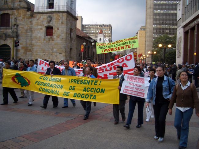 大通りではなにやらデモ行進が行われていた。何のデモかわからないが、ずいぶんのんびりした雰囲気のデモだ。警官たちは重装備で警戒しているが、コロンビアが自由で開放的な国だと感じる光景だ。