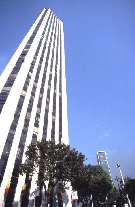 ボゴタ中心部は高層ビルがそびえ立つ。