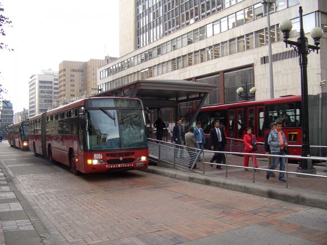 ボゴタでは道路の車線をつぶしてバス専用レーンを造り、そこを専用のバスが走っていた。南米ではキトにも同じものが走っている。「トランスポート・ミレニモ」と呼ばれ名前からして今世紀になってから出来たのだろう。<br />専用レーンには最新の連結バスが走り、プラットホームにはホームドアも完備している。ホームに入るには改札を通ることになるので感覚的には新交通システムといった感じだ。運行も信号待ちはあるが専用のレーンを走るということで渋滞に巻き込まれることもない。試しに一駅だけ乗ってみることにした。