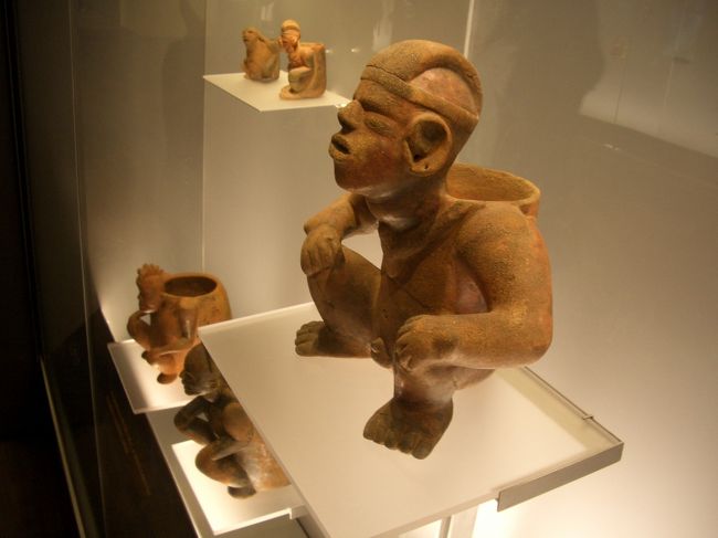 黄金博物館に行ってみた。ボゴタで一カ所だけ博物館に行こうと思っていたのでここを選ぶことにした。ここは展示物の数はそれほど多くなく、ペルーのリマにある黄金博物館に比べると物足りなく感じる。そのくせ建物だけは立派で中身のない博物館という印象だ。建物は共和国銀行の所有らしい。