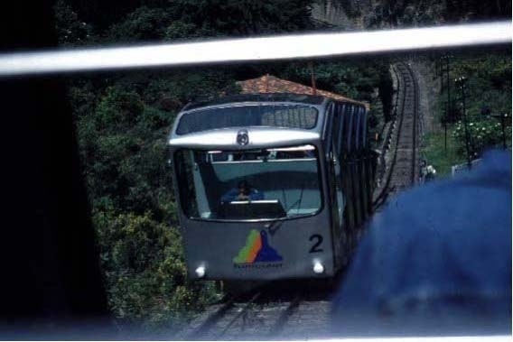 ボゴタの裏山であるモンセラーテの丘に登るためケーブルカーの駅に向かった。歩いていくと途中で強盗に遭うということで迷わずタクシーで向かった。強盗もいやだが、何よりも標高の高いこの街で坂を登りたくない。ケープルカーで登った先は標高は３０００メートルを超えている。