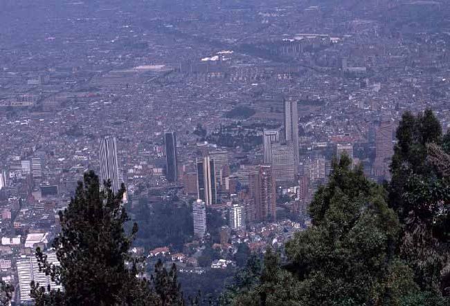 ここからはボゴタセントロの高層ビルを始め、広大なボゴタの盆地が一望できた。高度のせいか頭がボーとする。<br />丘の上は教会があり、おみやげ物が並んでいるが、平日の今日は人がまばらだ。