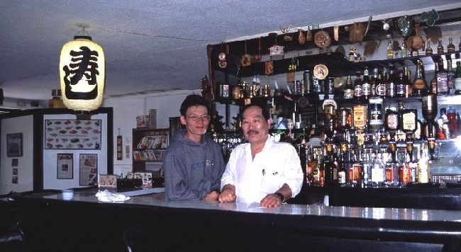 この国で唯一日本人が経営する和食レストランに行くことにした。オーナーの高橋さんはパックパッカ－の間では有名で彼自身かつてバックパッカーだったとのこと。ここで定食でも食べようかと思ったが、いろいろあって迷っていたら「お弁当」というのがあり、値段はちょっと高めだが、いろいろな料理が少しずつ盛り合わされているということで注文することにした。中にはサーモンの握りからトンカツ、焼き鳥、照焼チキン、スパゲッティー、魚の味噌煮、餃子、いなり寿司、キムチ、お新香、生野菜サラダなどかなりのボリュームだ。みそ汁はサービスしてくれた。<br /><br /><br />コロンビア出発の日。バスを出空港へと向かった。２時間前に空港に到着したらすでにエアカナダのチェックインは始まっていた。客はそれほど多くない。チェックインの前にコロンビア滞在に関していろいろ質問があった。僕は期間も短いし、荷物もたいしたことはないし、いかにも観光旅行といった雰囲気の人間なのでたいして時間はかからなかった。やはりコカインの持ち出しには神経をとがらしているようだ。かつて出国時の検査の厳しさといえばイスラエルの代名詞みたいなものだったが、今ではアメリカを始め、アメリカに関する路線、挙げ句の果てアメリカとは関係なさそうに思うエアカナダの搭乗にまで影響を受けている。やはりテロ、戦争はこのような弊害ももたらすのでよくない。<br />　<br />チェックインはすぐに終わったが、その後が最悪だった。出国審査を受けた後、Ｘ線の検査場は長蛇の列。このような行列を目にしたら免税店やレストランに立ち寄る気も失せてしまう。延々３０分以上並んで検査場を通過できたと思ったら今度は搭乗口横の待合室に入るときも再度Ｘ線検査と金属探知器の検査を受けることになった。ないものはない。時間だけが過ぎていく。搭乗口までどこにも立ち寄らずまっすぐに向かったのに空港に着いてから１時間半以上かかってしまった。ほとんど待つことなく機内へ入る準備ができたという放送が流れた。