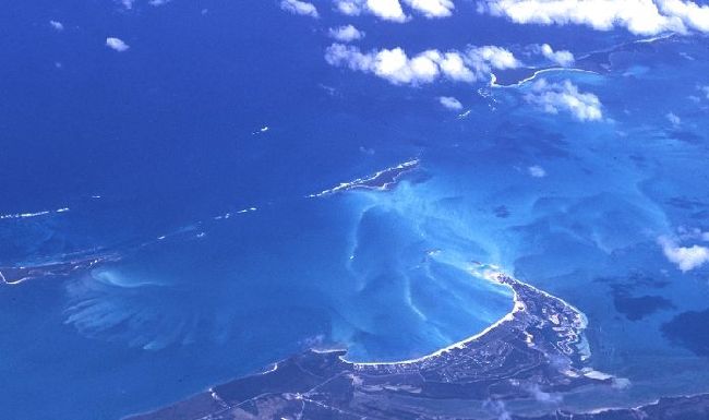 ボゴタを離陸後、カリブ海の上空を飛行した。途中バハマの上空を通過、白い砂州がとてもきれいに見えた。