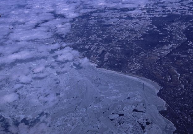 常夏の風景を見下ろした数時間後、今度はアメリカ大陸上空で凍結したエリー湖が見えてきた。いつの間にか大地は雪化粧している。エリー湖は見事に凍りつき、その近くにはナイアガラの滝も肉眼で確認することが出来た。その北にあるオンタリオ湖は全く凍っていない。オンタリオ湖が凍らない理由は平均水深が２００メートルと深いからだろう。凍結してしまったエリー湖の平均水深は十数メートルしかない。<br />　オンタリオ湖が凍結してしまうと北米４大都市のトロントは閉ざされて大変なことになる。