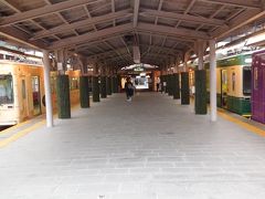 終点嵐山駅に到着。嵐電は10分間隔の運転。
途中駅の帷子ノ辻駅で、北野線に接続、御室仁和寺や北野へはそちらへ。本数10分間隔。