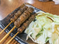 とりあえず博多名物なB級グルメのかわ焼きを食べる。串に鶏皮を巻き付けてじっくり焼いたもので表面がカリッとしつつ美味しいのです。