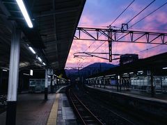 下関を始発出て小倉駅に到着。次の列車を待っている間に夜があけて朝焼けがみえてきた。こんなきれいな朝焼け、久しぶりにみた気がする。なんかこう、旅行しているなあって気分になる。
実際のところはめちゃくちゃ眠いのだけど。