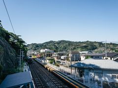 さて。諫早駅で乗り換えて長崎本線の支線に乗りやって来たのは大草駅。遠くにみえる山は段々畑になっていて、長崎といえばこの風景。少ない土地を有効活用していると同時に抜群の日射しです。のどかだなあ。