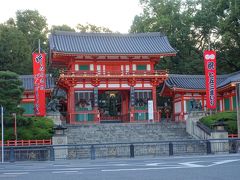 バスに乗り八坂神社にやってきました。西楼門から中に入ります。