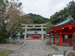 鳥居をくぐると正面に蓬莱山。

もとは、蓬莱山を御神体とする自然崇拝のお社だったと思われます。
山の裏手はすぐ熊野川の河口。阿須賀の「すか」は、砂がたまるところを意味する古語とのこと。