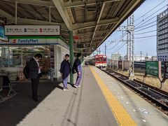 津駅から乗車。
当初は伊勢市駅に行ってそこからバスで伊勢神宮へ向かうつもりでしたが、電車内で調べたら乗っている電車の終点駅の五十鈴川駅から歩くのも悪くないと考え、終点まで行くことにしました。