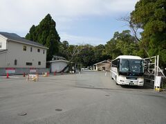 猿田彦神社の横を通過します。