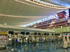 10/31（Sat.）

フライトが午後便なので、気になっていた羽田空港第３ターミナルに来てみました。
４月に国際線ターミナルから拡張されて第３になったけど、ほぼ稼働していない。。。

チェックインカウンターは閑散とし、飲食店も８割くらい休業していました。
想像してはいたけど、目の当たりにしてショックです。