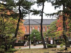 　ここもレンガ色の建物が素敵。朝も通りかかった　石川四高記念文化交流館。
紅葉が引きたてます。時間があれば立ち寄りますがね。