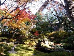 泉石亭の苔と紅葉のきれいな庭園横を歩きます。桜の頃もきっと素敵でしょう。