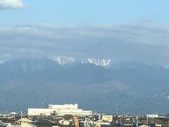 　立山連峰が見えます。もう雪をかぶっています。
　
　お天気に恵まれれば、待ち時間が少なければ、足が達者または市内循環のバスを使えれば、金沢は戦争の被害にも会わず古い美しい街並みが残っている、景色の良い、食べ物の美味しい良い所だと思います。東京からも２時間半です。GOTOに乗っかりたい方、是非どうぞ。