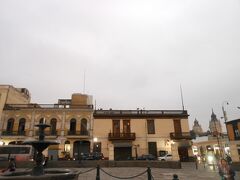 アルマス広場に向けて歩いていきます。右手にカテドラルの塔が見えます。
