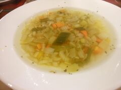 残念ながら宿泊ホテルは別。ホテルで夕食です。
野菜スープだったかな。優しい味だったかと。