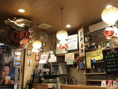 　弘前に来たけれど観光地は巡ってないので、せめて青森らしいものをと津軽三味線を聴きにここ「あいや」さんに
　演奏は午後７時に始まると電話で確認し、7時に訪ねたけれど今日最初の客でした。なかなか演奏が始まらず、ビールが減ってくばかりで注文した料理も出ず、席が埋まったところでようやく演奏開始。