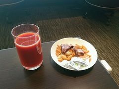 越前蟹を食べに福井へ行ってきました。

始まりは羽田空港にあるJALサクララウンジ。
トマトジュースとおかきをいただきました。