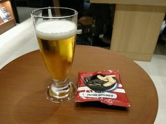 小松空港へ。
サクララウンジで一休み。

初めて入った友人が、お菓子の袋を大量に持っていている人を見て、「なんであんなに大量に手に持ってってるの？」と不思議がっていましたが、日常茶飯事です(笑)。