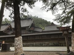 おお、見える。檜皮葺の屋根が重厚。