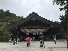 神楽殿へ回って、日本一のしめ縄。

再び雨が降り始めた。