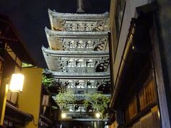 夜の八坂の塔。
夜は人通りも少なく、雰囲気がいいですね。